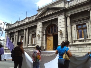 "No a la ley 4644" Mujeres manifestantes frente al Congreso de la República.